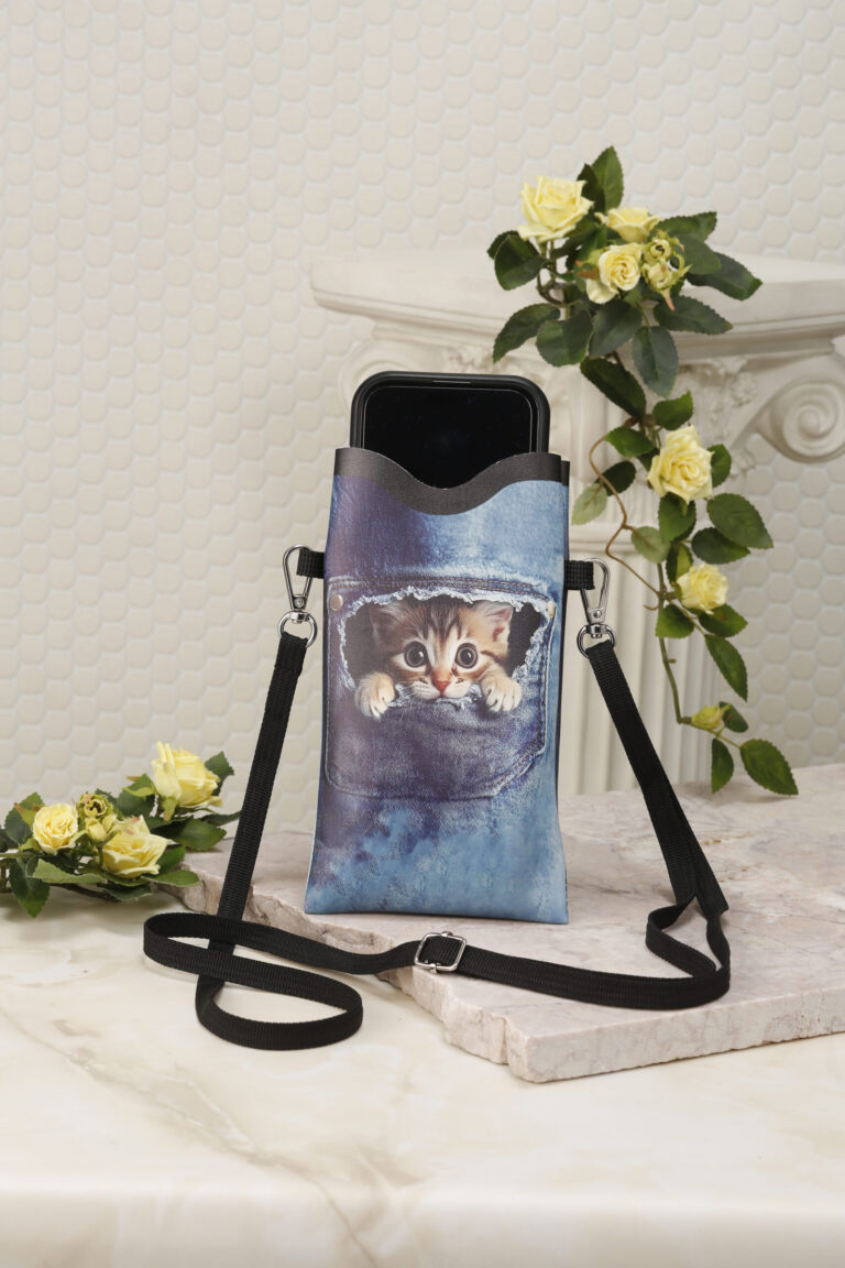 ジーンズポケットから覗く猫のスマホケース